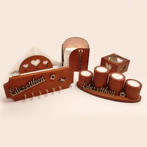 Fából készült 5 darabos lakberendezési szett.  Csomag tartalma:  Zsebkendőtartó. Szalvétatartó. Üveges mécsestartó. Talpas mécsestartó. Kulcstartó tartó. Szín: Teakfa