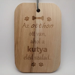 Minőségi bükkfából készült vágódeszka lézergravírozott felirattal. Felirat: Az otthon ott van, ahol a kutya eléd szalad.