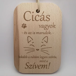 Minőségi bükkfából készült vágódeszka lézergravírozott felirattal. Felirat: Cicás vagyok és az is maradok. Inkább a ruhám legyen szőrös mint a szívem!