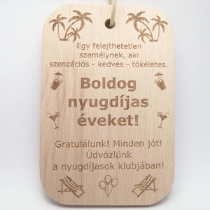 Minőségi bükkfából készült vágódeszka lézergravírozott felirattal. Felirat: Egy felejthetetlen személynek, aki szenzációs, kedves, tökéletes. Boldog nyugdíjas éveket! Gratulálunk! Minden jót! Üdvözlünk a nyugdíjasok klubjában!