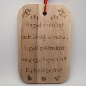 Minőségi bükkfából készült vágódeszka lézergravírozott felirattal. Felirat: Hagyd a múltat csak törődj a mával, s igyál még egy kupicával! Egészségedre!
