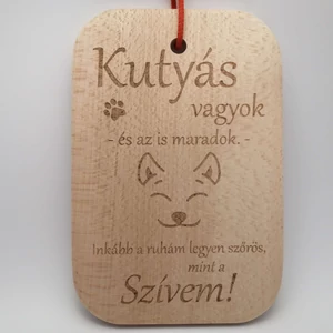 Minőségi bükkfából készült vágódeszka lézergravírozott felirattal. Felirat: Kutyás vagyok és az is maradok. Inkább a ruhám legyen szőrös mint a szívem!