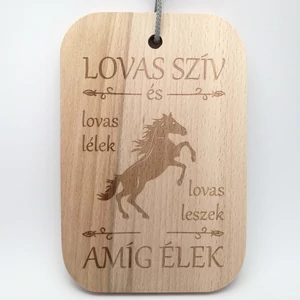 Minőségi bükkfából készült vágódeszka lézergravírozott felirattal. Felirat: Lovas szív és lovas lélek lovas leszek amíg élek