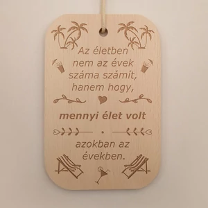 Minőségi bükkfából készült vágódeszka lézergravírozott felirattal. Felirat: Anya főztje a legjobb.
