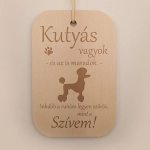 Minőségi bükkfából készült vágódeszka lézergravírozott felirattal. Felirat: Anya főztje a legjobb.