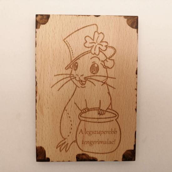 Minőségi bükkfából készült falra akasztható fatábla a legszuperebb tengerimalac szöveggel.