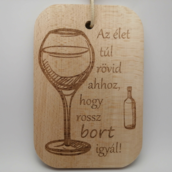 Minőségi bükkfából készült vágódeszka lézergravírozott felirattal. Felirat: Az élet túl rövid ahhoz, hogy rossz bort igyál!