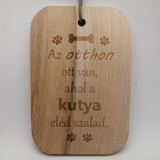 Minőségi bükkfából készült vágódeszka lézergravírozott felirattal. Felirat: Az otthon ott van, ahol a kutya eléd szalad.