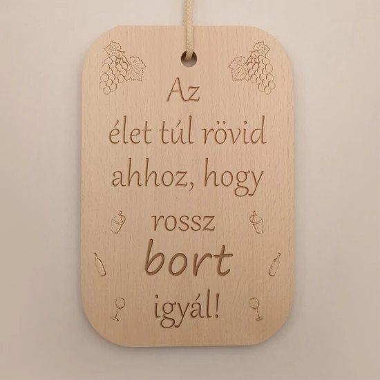 Minőségi bükkfából készült vágódeszka lézergravírozott felirattal. Felirat: Anya főztje a legjobb.