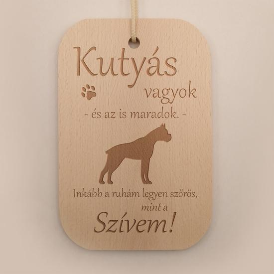 Minőségi bükkfából készült vágódeszka lézergravírozott felirattal. Felirat: Anya főztje a legjobb.