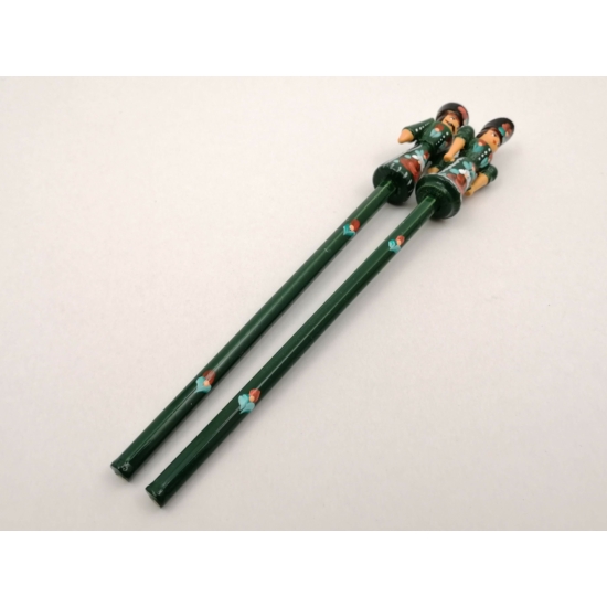 Minőségi bükkfából készült kézzel festett fa ceruza páros. Zöld színű.