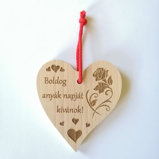 Lézergravírozott fa szív a következő felirattal: Boldog anyák napját kívánok!